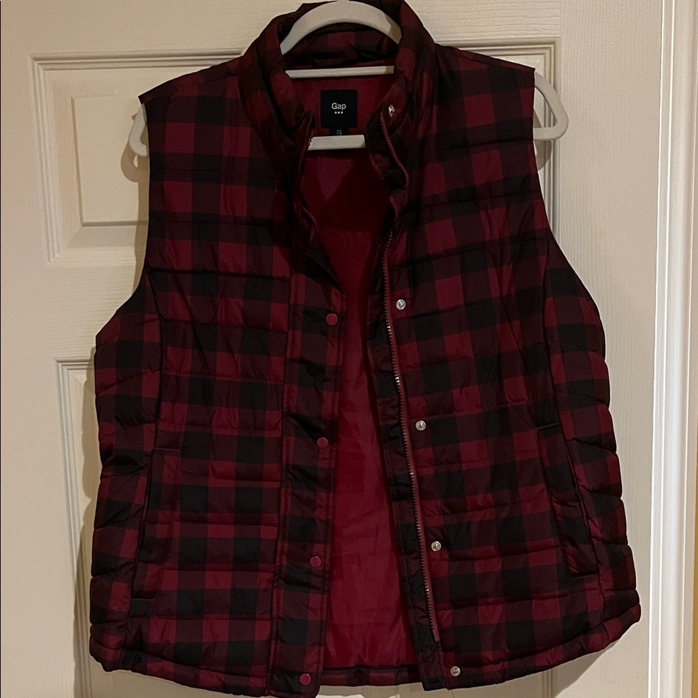Women’s GAP Red and Black Plaid Quilted Vest size Large